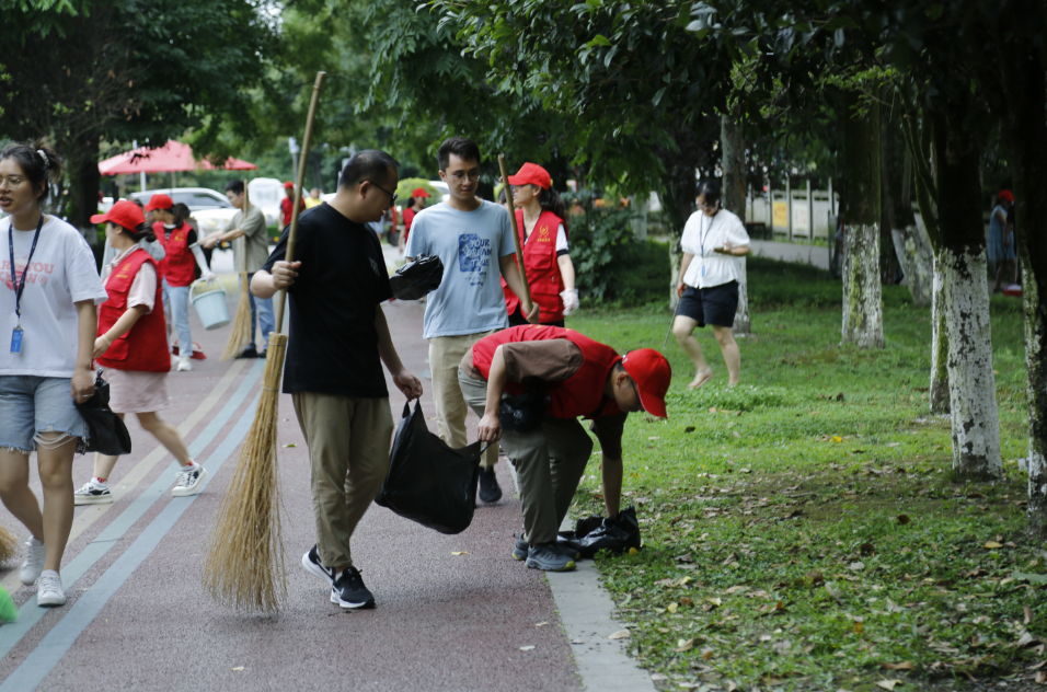 迎大運(yùn)盛會(huì) 展文明形象 |海蓉開展掃除道公益活動(dòng)！
